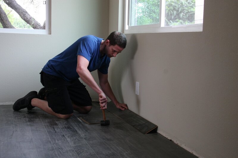 Noch ahnt Tarek nicht, welche Überraschungen das baufällige Haus noch bereithält … – Bild: HGTV/​Scripps Networks, LLC.