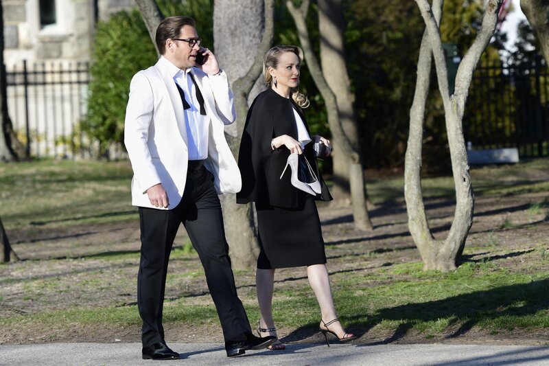 Auf einer Party befragen Marissa (Geneva Carr, r.) und Bull (Michael Weatherly, l.) inkognito zwei wichtige Zeugen und gelangen an neue Details zum Fall. – Bild: CBS Broadcasting, Inc.