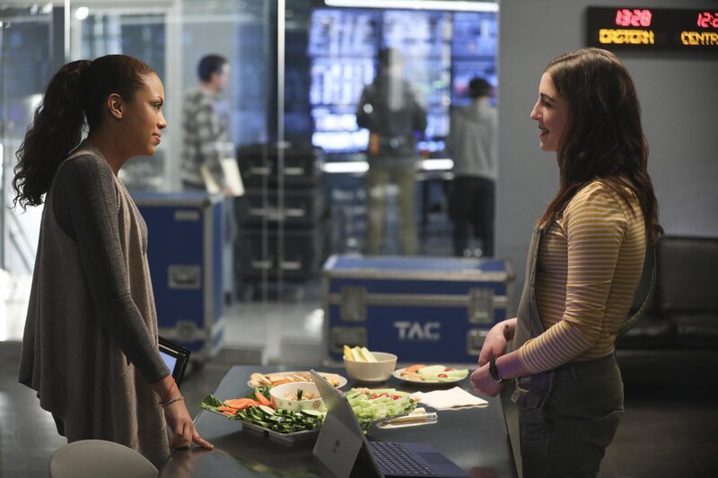 Können Danny (Jamie Lee Kirchner, l.) und Cable (Annabelle Attanasio, r.) endlich ein Missverständnis aus dem Weg räumen? – Bild: CBS Broadcasting, Inc.