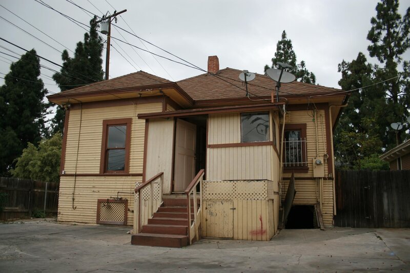 Durch die alte, abgeblätterte Farbe macht dieses Haus aus dem Jahr 1908 von außen einen heruntergekommenen Eindruck – doch was erwartet Tarek und Christina im Inneren? – Bild: © 2015, HGTV/​Scripps Networks, LLC.