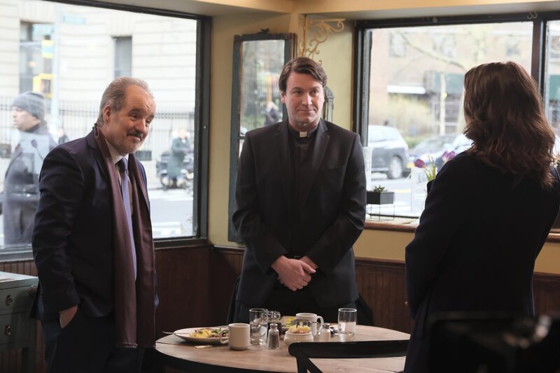 (v.l.n.r.) John Romano (John Pankow); Father Denby (Kris Arnold); Erin Reagan (Bridget Moynahan) – Bild: © 2018 CBS Broadcasting, Inc.  /​ Jojo Whilden /​ Jojo Whilden