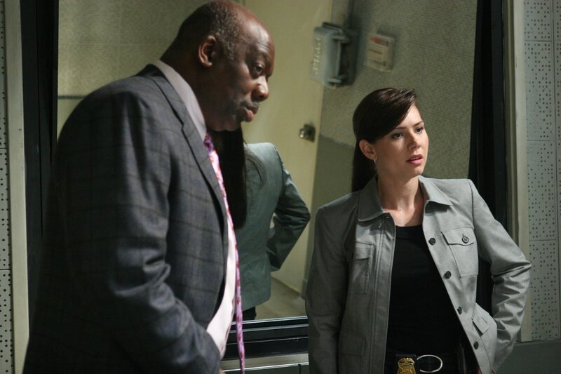 Sind Josie (Sarah Brown, r.) und Det. Will Jeffries (Thom Barry, l.) auf der richtigen Spur? – Bild: Warner Bros. Television