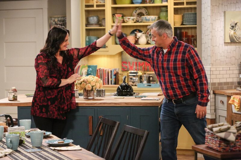 Andi Burns (Liza Snyder, l.); Adam Burns (Matt LeBlanc, r.) – Bild: CBS Broadcasting, Inc. /​ Patrick McElhenney