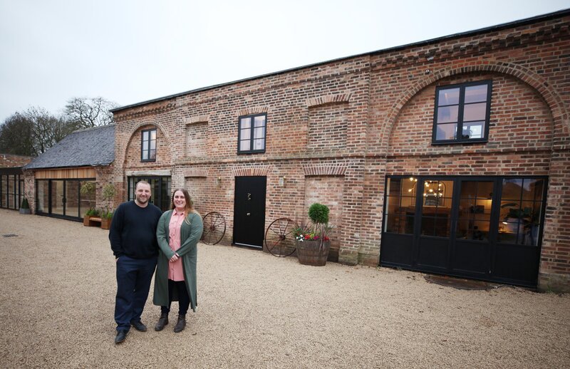 Adrian (l.); Laura (r.) – Bild: Amazing Productions Ltd /​ Roy Riley