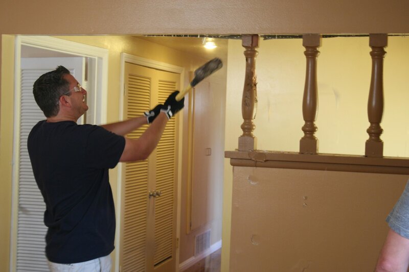 Während Christina zu Hause das Neugeborene versorgt, beteiligt sich Kumpel Pete (Bild) mit vollstem Körpereinsatz am Umbau … – Bild: © 2016, HGTV/​Scripps Networks, LLC.