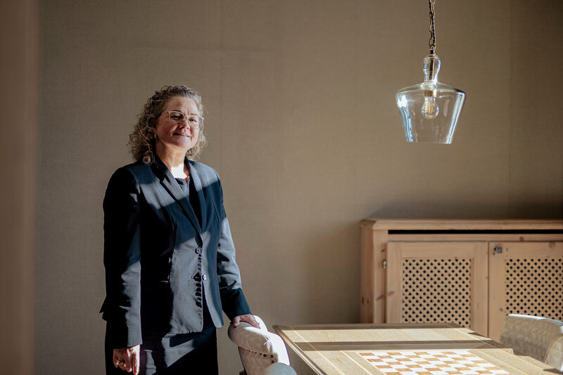 SRF DOK – Inside Gstaad Palace – Luxus und Tradition im Kulthotel. Michaela Gäng, Executive Housekeeper im Gstaad Palace. – Bild: SRF1