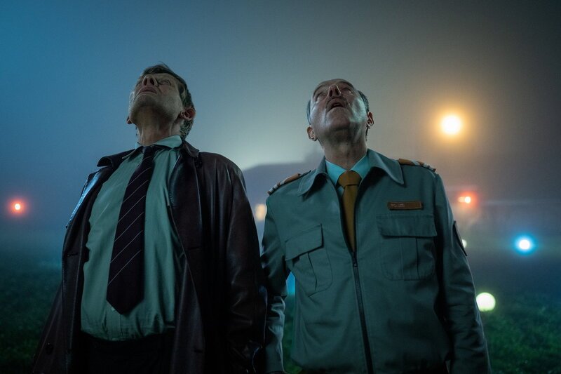 Maloney
Die Hülle
Folge 9
Gibt es ausserirdisches Leben?
Marcus Signer als Philip Maloney und Stefan Kurt als Polizist
C-Films AG
Ioan Gavriel
Pascal Glatz
SRF/​Pascal Mora – Bild: SRF2