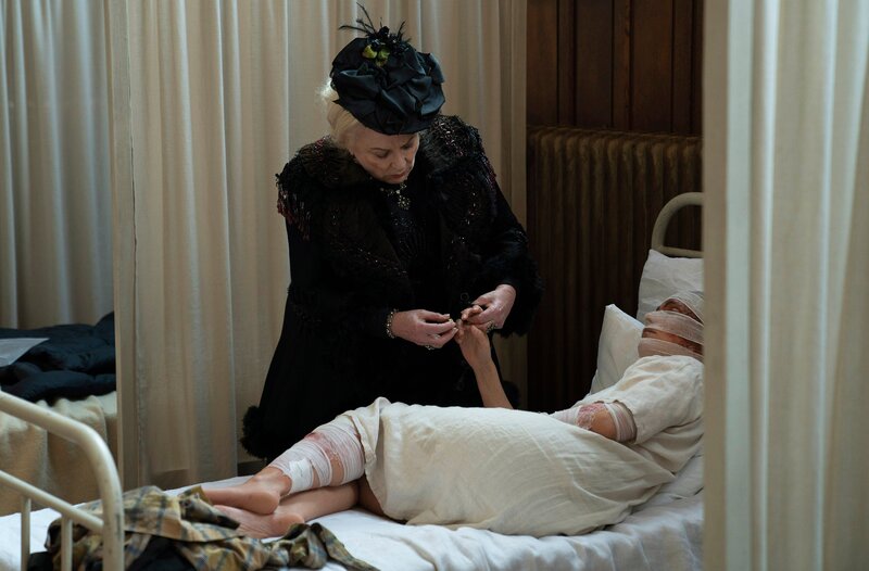 Madame Huchon (Josiane Balasko, l.) und Rose Rivière (Julie de Bona). – Bild: WDR/​Denis Manin /​ TF1/​ Quad Télévision