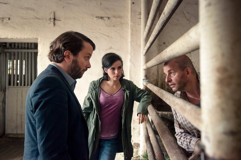 Lessing (Christian Ulmen,li.) und Kira Dorn (Nora Tschirner) befragen Caspar Bogdanski (Dominique Horwitz) auf seinem Hof. – Bild: MDR/​Wiedemann & Berg Television/​Anke Neugebauer