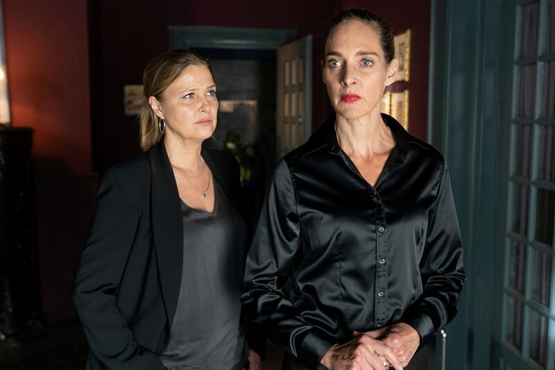 Vera Lanz (Katharina Böhm, l.) ist sich sicher, dass die Therapeutin Janneke Blumberg (Sophie von Kessel, r.) etwas verheimlicht. Inwieweit arbeitete sie mit dem Mordopfer Dr. Schober zusammen? – Bild: ZDF/​Michael Marhoffer