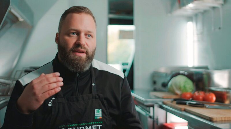 Marvin verrät das Geheimnis seines preisgekrönten Burgers. – Bild: HR