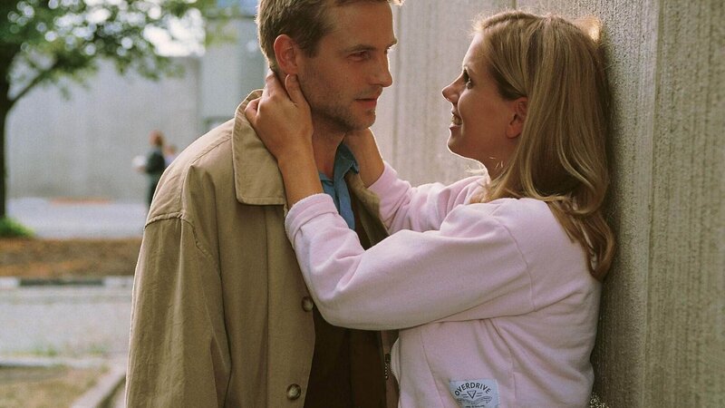 Lollo (Isabella Schmid) hat ein Auge auf Kommissar Daniel Fuchs (Rainer Frank) geworfen, der den Mord an Zöllner aufklären soll. – Bild: RTL