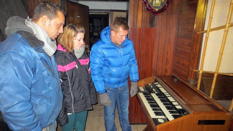 Was ist die Orgel noch wert?  (v.re.n.li.: Otto Schulte, Nadine und Jerson) – Bild: RTL II