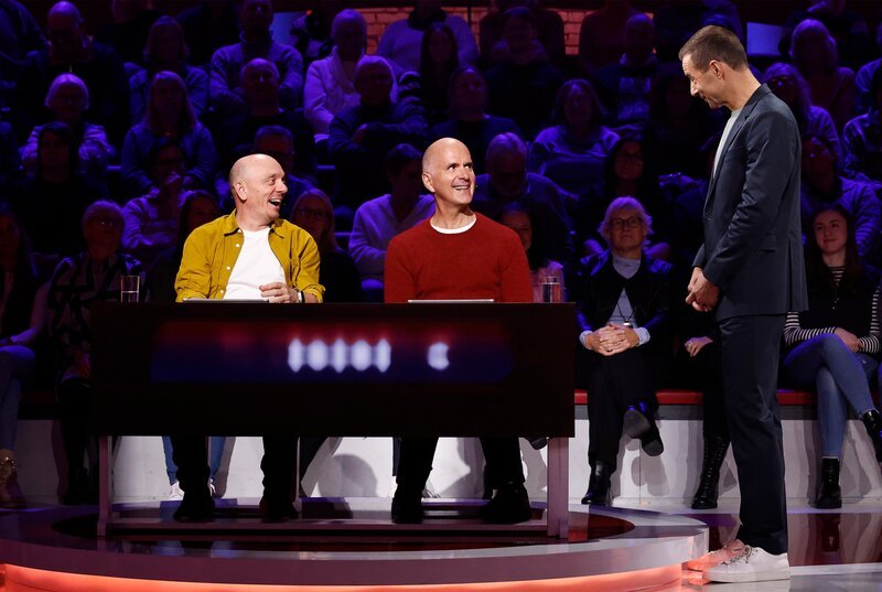 Moderator Kai Pflaume (r.) mit Rateteam-Kapitän Bernhard Hoëcker (l.) und dem Schauspieler und Komiker Christoph Maria Herbst (M.). – Bild: ARD/​NDR/​UFA SHOW & FACTUAL/​Morris Mac Matzen