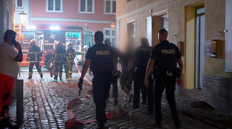 Die Beamten verhaften einen Tatverdächtigen. – Bild: NDR