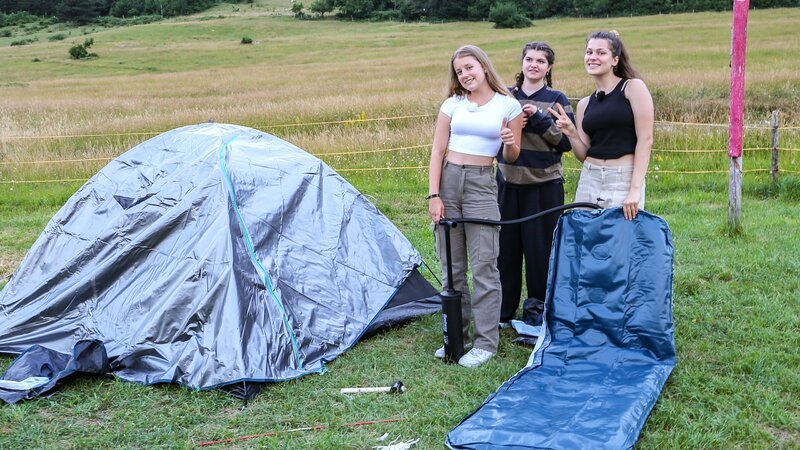 Isomatte und Zelt statt Luxus-Villa: Pauline, Florentin und Sienna gehen campen. – Bild: ZDF/​E+U TV