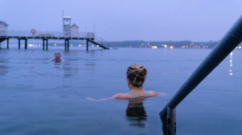 Schon vor der Arbeit gehen viele im Seebad Düsternbrook winterbaden. – Bild: NDR /​ Kabuja