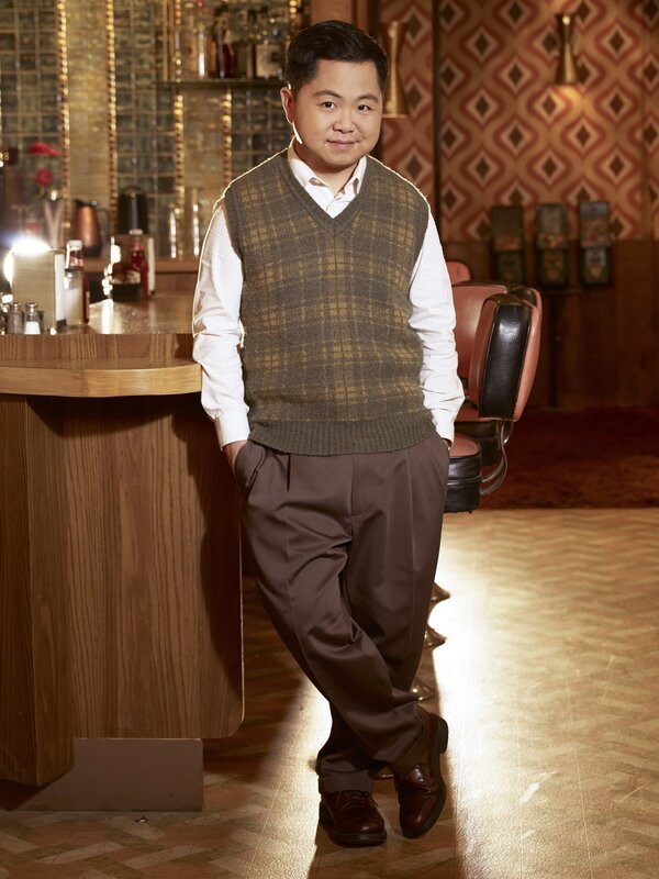 Hat im Diner nicht immer alles im Griff: Han (Matthew Moy) … – Bild: Warner Bros. Television
