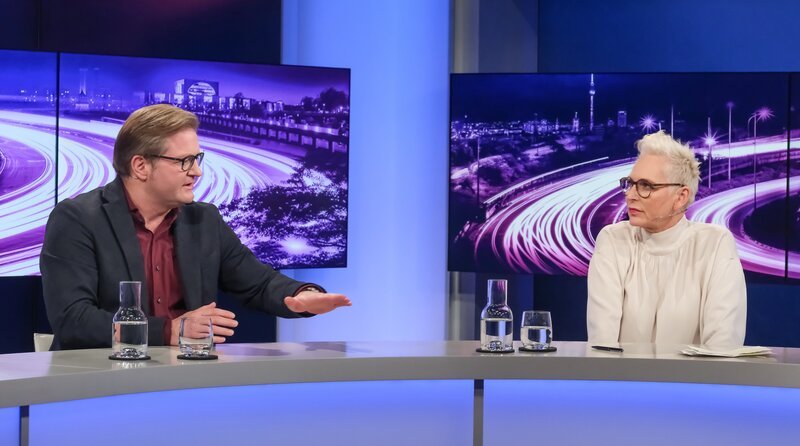 Zu Gast bei Moderatorin Sandra Maischberger: Michael Bröcker (Chefredakteur von Table.Briefings) und Bärbel Schäfer (Fernsehmoderatorin und Autorin) – Bild: WDR/​Oliver Ziebe