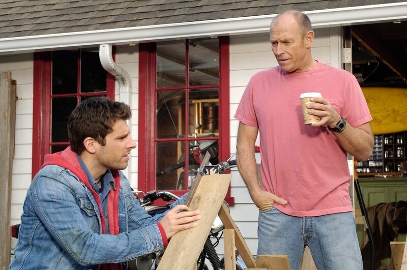 PSYCH -- „Spellingg Bee“ Episode 1003 -- Pictured: (l-r) James Roday as Shawn Spencer, Corbin Bernsen as Henry Spencer – Bild: USA Network /​ UNIVERSAL CHANNEL /​ Alan Zenuk