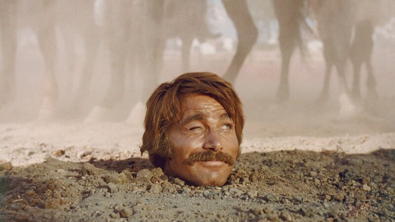 Yodlaf Peterson (Franco Nero) gerät mitten im Staub der mexikanischen Revolution in eine äußerst prekäre Lage. – Bild: ZDF und Constantin Film Yodlaf Peterson (Franco Nero) gerät mitten im Staub der mexikanischen Revolution in eine äußerst prekäre Lage. – Bild: ZDF und Constantin Film