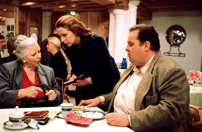 Resi Berghammer (Ruth Drexel, l.) kann es nicht fassen: Chefinspektorin Renate Patscheder (Doris Schretzmayer, M.) teilt ihr mit, dass das fremde Adressbuch in ihrer Handtasche der toten Miss Austria gehört hat. Benno (Ottfried Fischer, r.) ist jetzt sonnenklar, er muss in diesen Fall eingreifen! – Bild: SAT.1