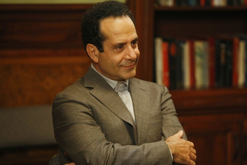 Nach einiger Überwindung findet sich Adrian Monk (Tony Shalhoub) in einer Gruppentherapie wieder, da seine Krankenversicherung seine Einzelsitzungen bei Dr. Neven Bell nicht mehr erstattet. – Bild: RTPL /​ RTLplus