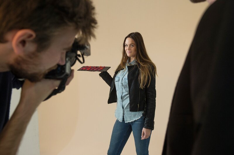 Fotograf (Komparse) und Jessy (Felicitas Ackermann) – Bild: MG RTL D /​ Claudius Pflug