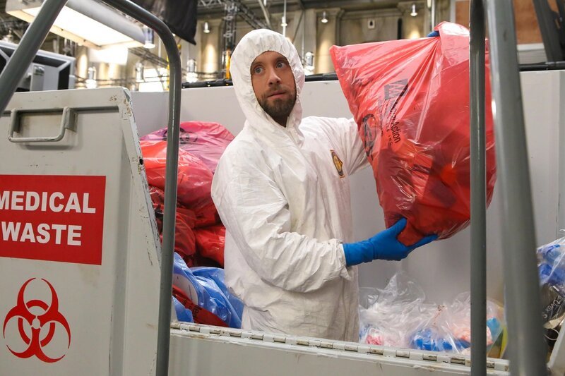 Hodgins (T.J. Thyne) findet im Müll der medizinischen Ausbildungsstätte den Schädel zur Leiche von General Howe.  +++ – Bild: RTL /​ FOX /​ Die kopflose Leiche aus dem 18