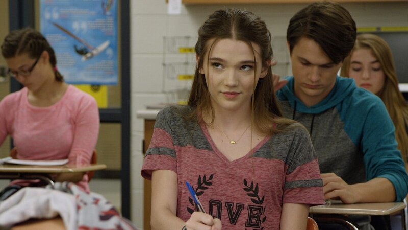 Indy (Paris Warner) muss ständig für ihre Tante und ihre Cousinen schuften. Dann wird ihre Katze überfahren – ausgerechnet von Bryant (Tim Flynn), dem beliebtesten Jungen an ihrer Schule. Er ist gar nicht Indys Typ, doch Bryant beginnt offensiv um sie zu werben … – Bild: RTLZWEI – Recht zum Abdruck/​Darstellung zeitlich/​sachlich beschränkt auf die Bewerbung der Sendung