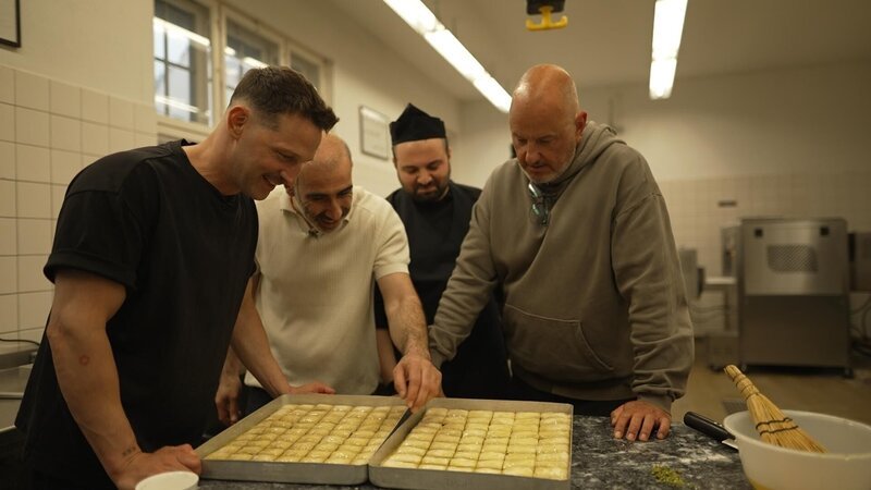 vorne: Frank Rosin (li.),  Alexander Kumptner (re.) – Bild: Kabel Eins