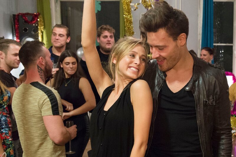 Mila (Alica Büchel) und Marc (Marc Eggers) amüsieren sich auf der Party. – Bild: RTL /​ Christoph Assmann