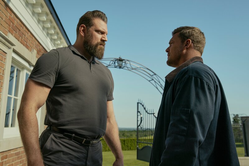 Olivier Richters als Paulie (l.) und Alan Ritchson als Jack Reacher (r.) – Bild: jasper savage