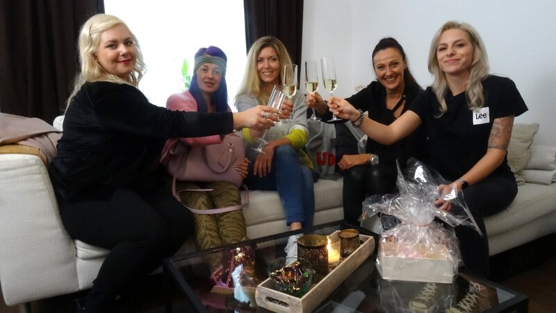 V.l.: Nicole, Leah, Julia, Inka und Kandidatin Anna – Bild: TVNOW / Constantin Ent. V.l.: Nicole, Leah, Julia, Inka und Kandidatin Anna – Bild: TVNOW / Constantin Ent.