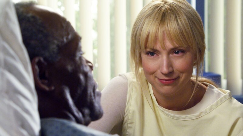 Charlie Lawson (Danny Glover) und Parker (Beth Riesgraf) – Bild: RTL Crime