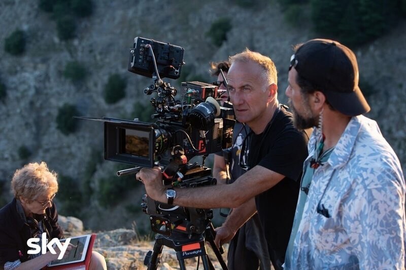 In the middle: Stefano Sollima – Bild: obs /​ Sky /​ Patti Perret