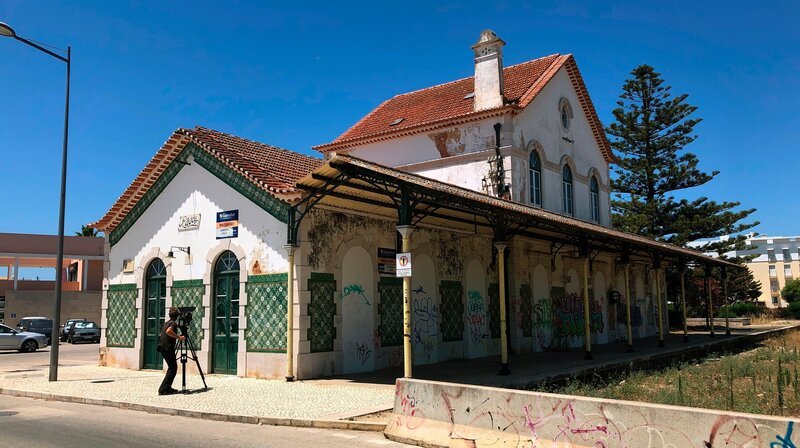 Der ehemalige Bahnhof in Lagos: Graffitiverschmiert wartet er auf den Verkauf. – Bild: SWR/​Kirsten Ruppel