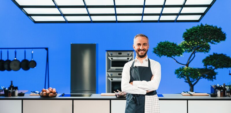 Jan Böhmermann in seiner Küche in der Sendung „Böhmi brutzelt“. – Bild: ZDF und Felix Hackland