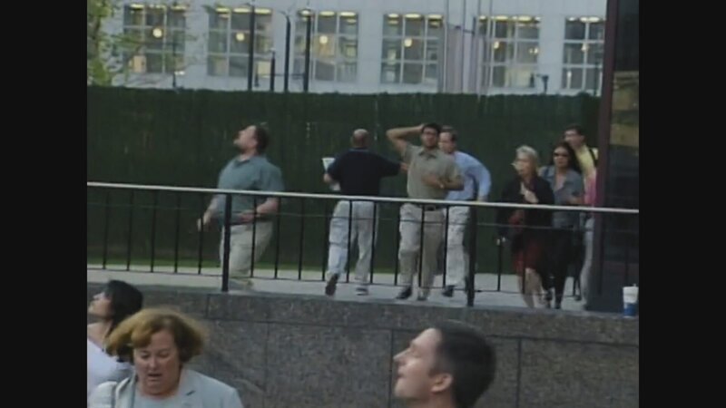 Schaulustige blicken auf die Türme, während sie evakuiert werden. (WNBC – NBC4) – Bild: WNBC – NBC4