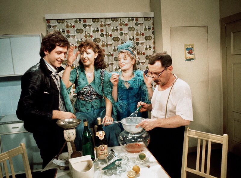 Die Tetzlaffs bereiten den Silvesterpunsch vor. (v.l. Diether Krebs, Hildegard Krekel, Elisabeth Wiedemann und Heinz Schubert). – Bild: WDR