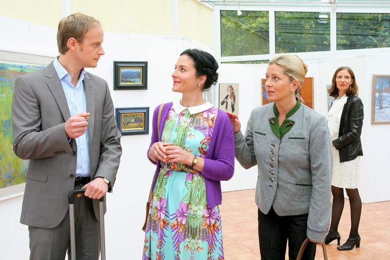 Isolde Daritz (Bettina Bütow-Hauenschild, r.) veranstaltet eine Ausstellung in ihrer Pension, zu der auch Felix Seitz (Gábor Biedermann, l.), Stockl (Marisa Burger, 2.v.l.) und Marie (Karin Thaler, 2.v.r.) eingeladen sind. – Bild: ZDF