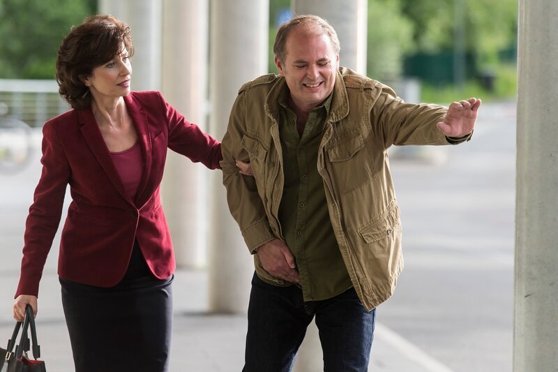 Prof. Alexander Schellenberg (Marcus Bluhm, r.) trifft die langjährige Freundin Karin (Marijam Agischewa, l.) vor dem JTK. – Bild: ARD/​Jens Ulrich Koch