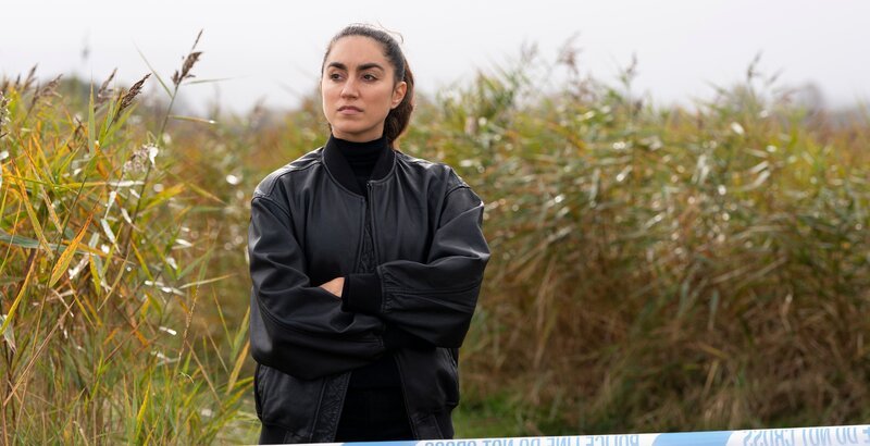 Sergeant Barbara Havers (Sofia Barclay) am Fundort einer Leiche. – Bild: Playground Entertainment