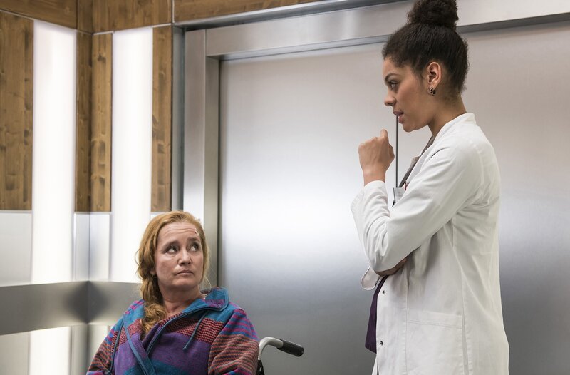 Martina Urbanek (Nadja Engel, l.); Vivienne Kling (Jane Chirwa, r.) – Bild: Jens-Ulrich Koch