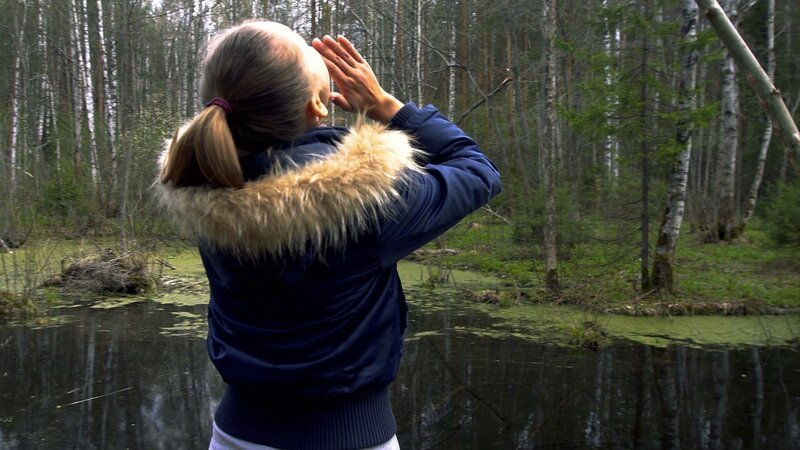 Eine Person steht an einem Sumpf im dichten Wald und ruft in die Wildnis. Die Szene vermittelt ein Gefühl von Geheimnis und der Suche nach dem Unbekannten. – Bild: uklibscreen /​ THE HISTORY CHANNEL /​ A+E Networks