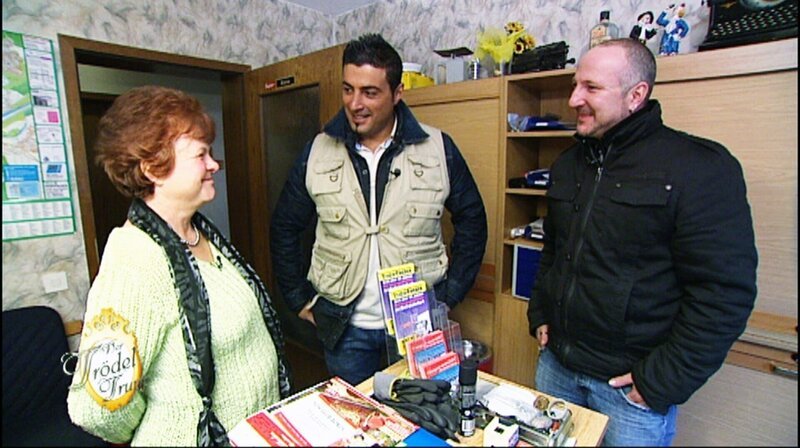 Trödelprofi Sükrü (Mitte) im Gespräch mit Elisabeth und deren Sohn Jens – Bild: RTL II