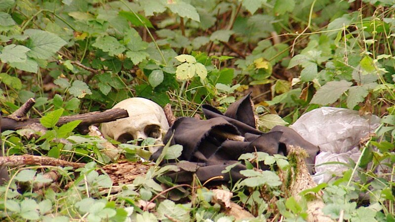 Fall „Schädel im Wald“: Die Ermittler inspizieren den Skelettfund im Wald bei Koblenz. Handelt es sich bei den Gebeinen um den vermissten Werbedesigner Markus, der vor zwei Jahren spurlos verschwand? – Bild: RTL