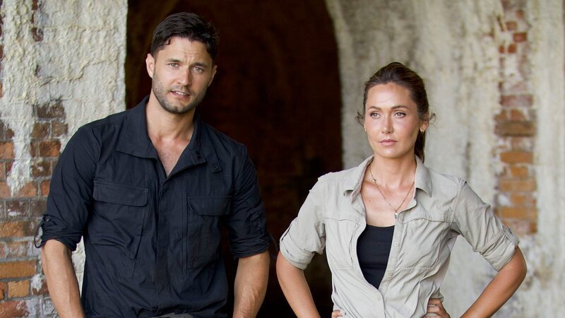 L-R: Field Biologist, Phil Torres und Paranormal Researcher, Jessica Chobot – Bild: Discovery Communications, LLC.