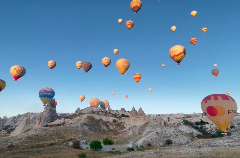Von Göreme im Zentrum der Türkei aus starten schon am frühen Morgen Heißluftballons, um die traumhafte Landschaft Kappadokiens zu besichtigen. – Bild: SWR /​ SWR Presse/​Bildkommunikation
