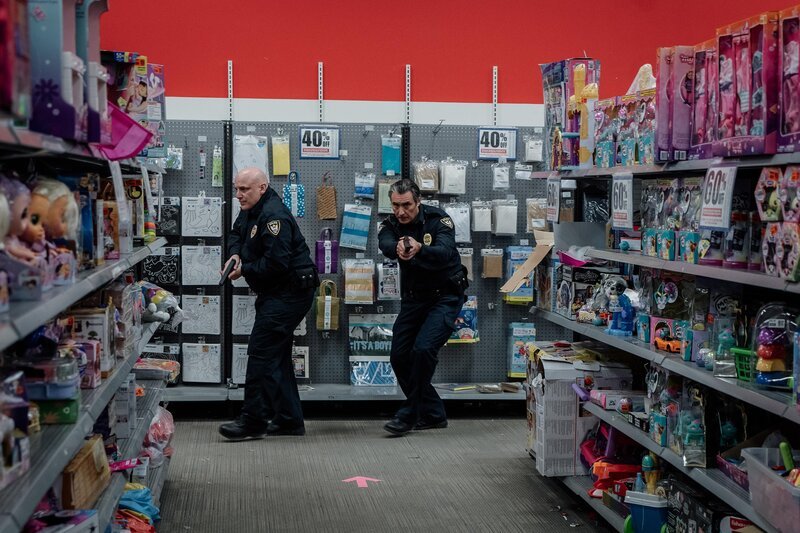 Nachgestellte Szene: Uniformierte Beamte am Tatort  +++ – Bild: RTL /​ Arrow International Media /​ Saloon Media